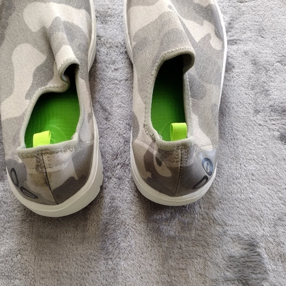 Oofos OOmg eeZee Low Womens Size 6 Shoes Slip On Green Camo Recovery Sneaker
